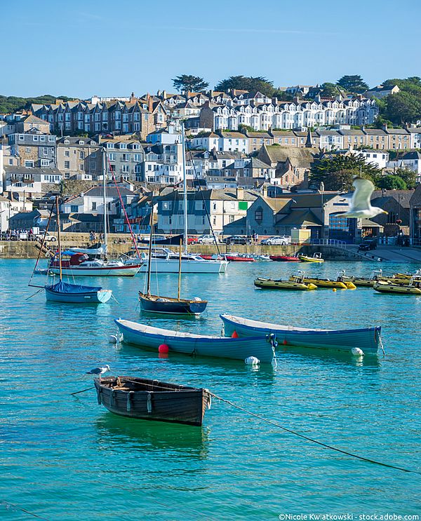 Blick auf St. Ives vom Hafen mit Booten