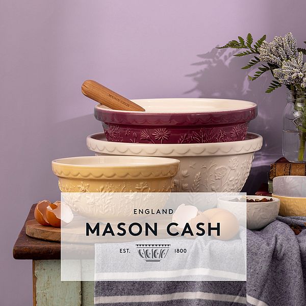 Stapel mit Mason Cash-Schüsseln und Logo