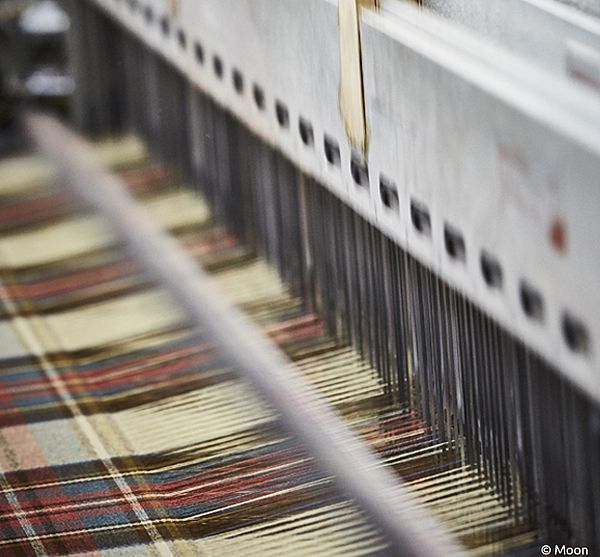 Tweedstoff wird gewebt Weben des Tweedstoffes