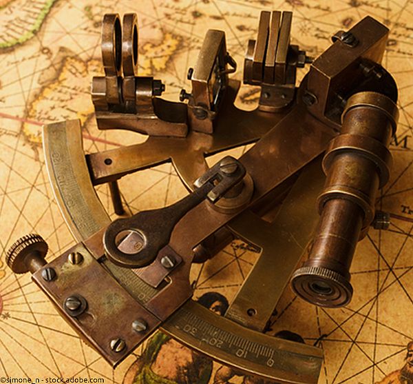 Reproduktionen maritimer Instrumente Sextant mit historischer Karte