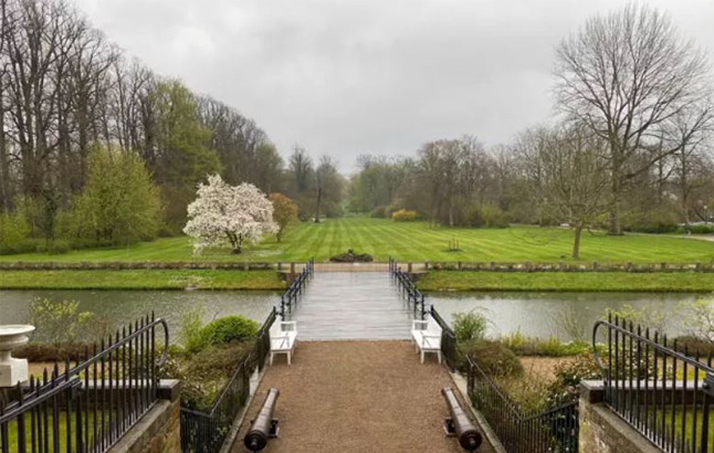 Blick auf den verregneten Schlossgarten von Schloss Eutin