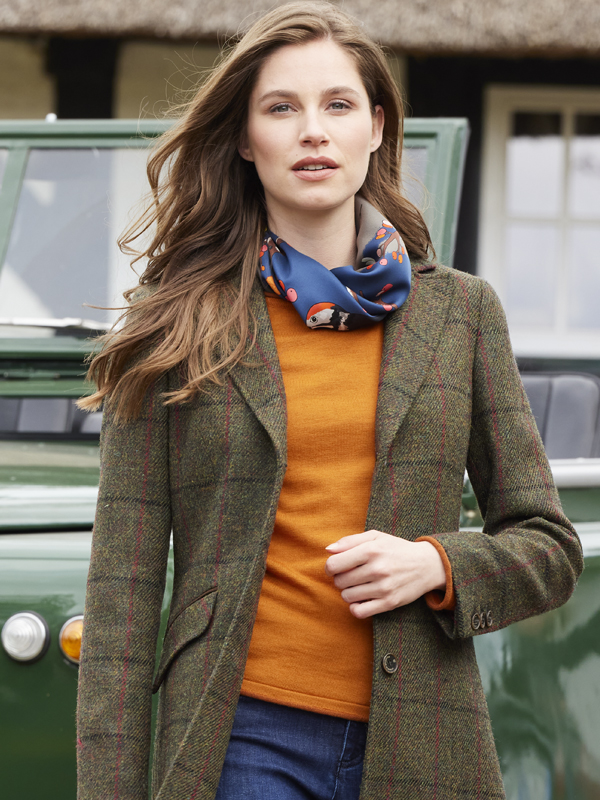 Tweedmantel im klassisch britischen Country Look kombiniert Klassische Kombi für den Country Look: Tweedmantel & Schurwollpullover